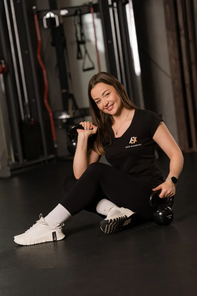 Trenerka HAS Academy z kettlebells w studiu treningowym w Toruniu